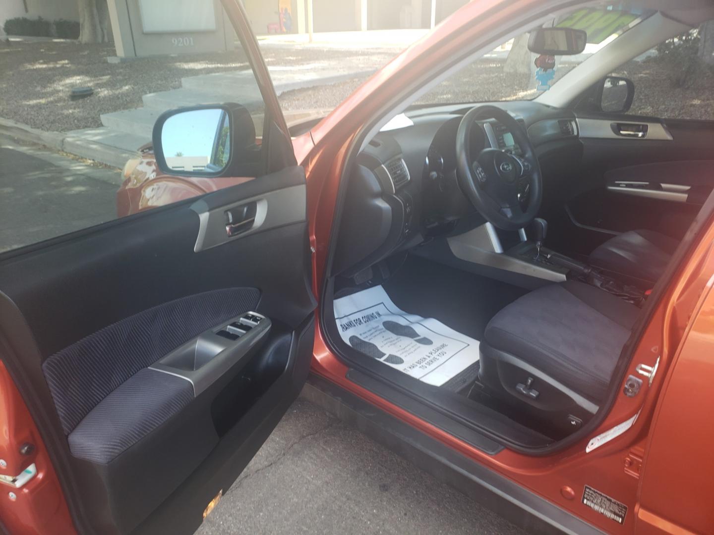 2010 /gray and black Subaru Forester 2.5X Premium (JF2SH6CC4AH) with an 2.5L L4 DOHC 16V engine, 4-Speed Automatic transmission, located at 323 E Dunlap Ave., Phoenix, AZ, 85020, (602) 331-9000, 33.567677, -112.069000 - 2010 Subaru Forester,...... EXCELLENT condition, A Real Must See!! No accidents, Power everything, Ice cold ac, Stereo/CD player, Satellite capable, phone sync, blue tooth, Sunroof, Clean Black and Gray interior with Black leather seats in near perfect condition, power windows, power door locks, Gor - Photo#8